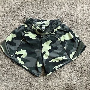 Lululemon Women’s Athletic Shorts Green Camouflage Size 0 Tall
